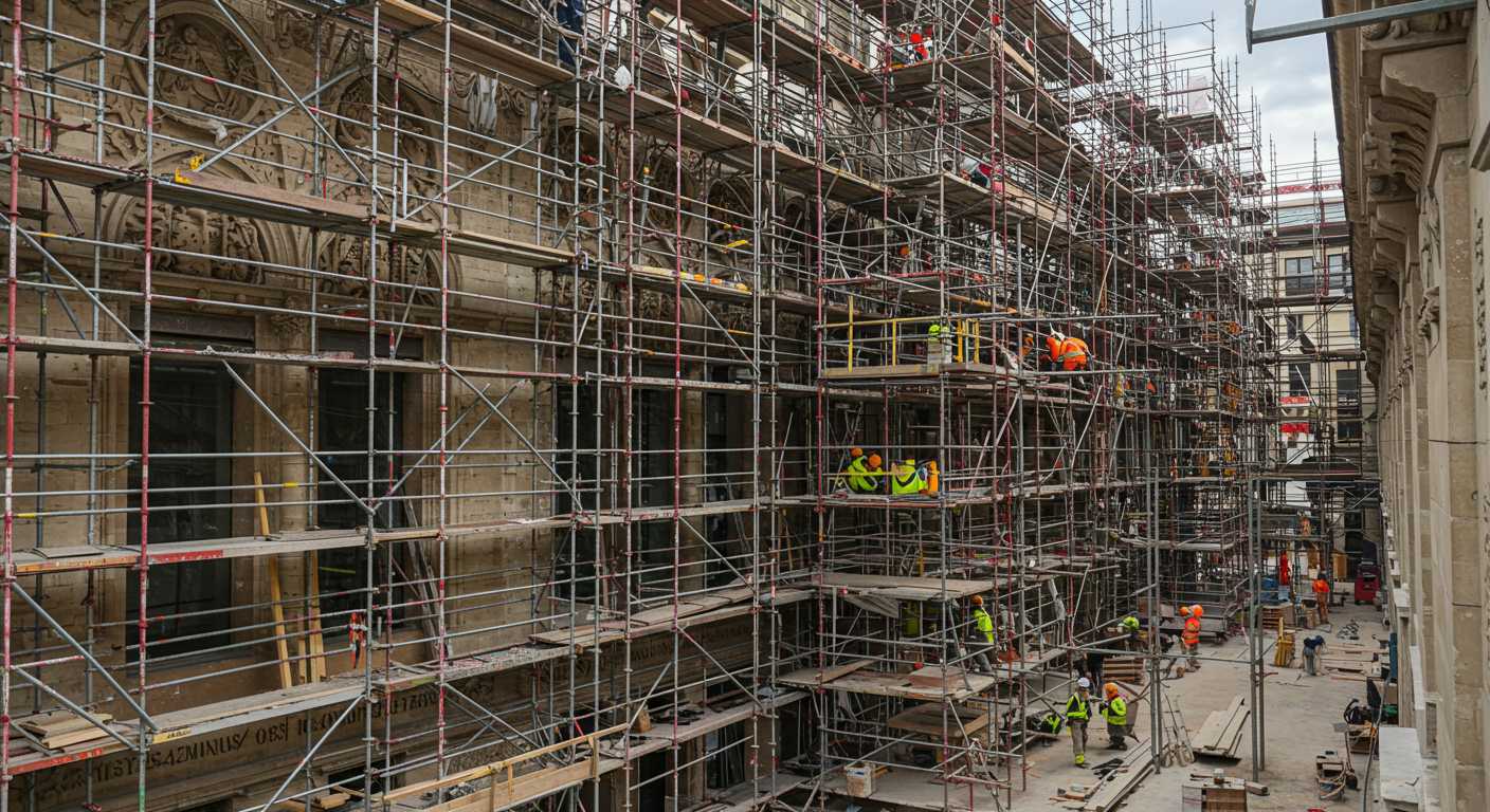 Монтаж штыревых строительных лесов для ремонта и реставрации